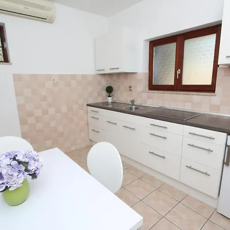 Apartment Mirela *